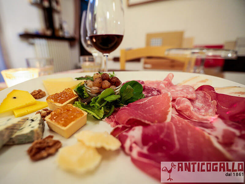 In cucina all'Antico Gallo, la pasta fatta a mano