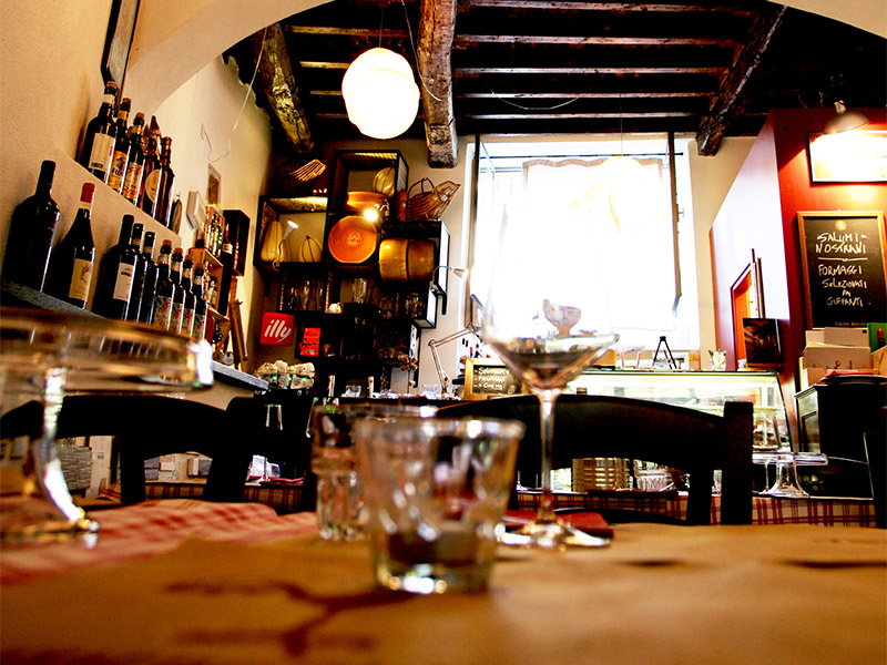 A laid table with local wine at Antico Gallo